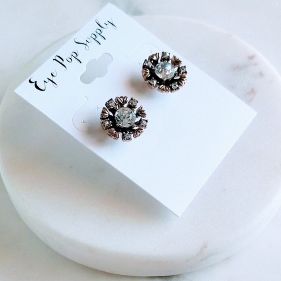 🔆Moving Sale 20% Off🔆 Gold Diamond Earrings - Picture 3 of 6